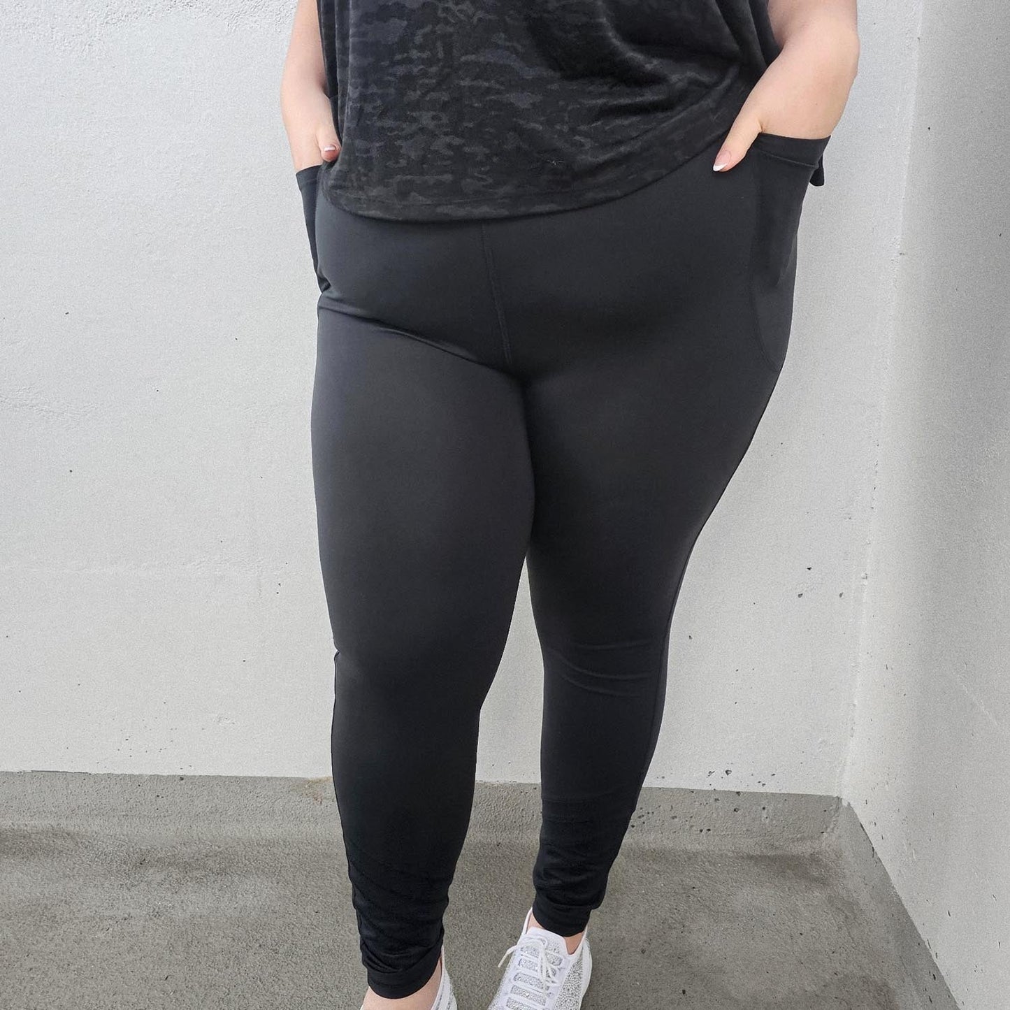 Long Buttery Leggings With Design - Black